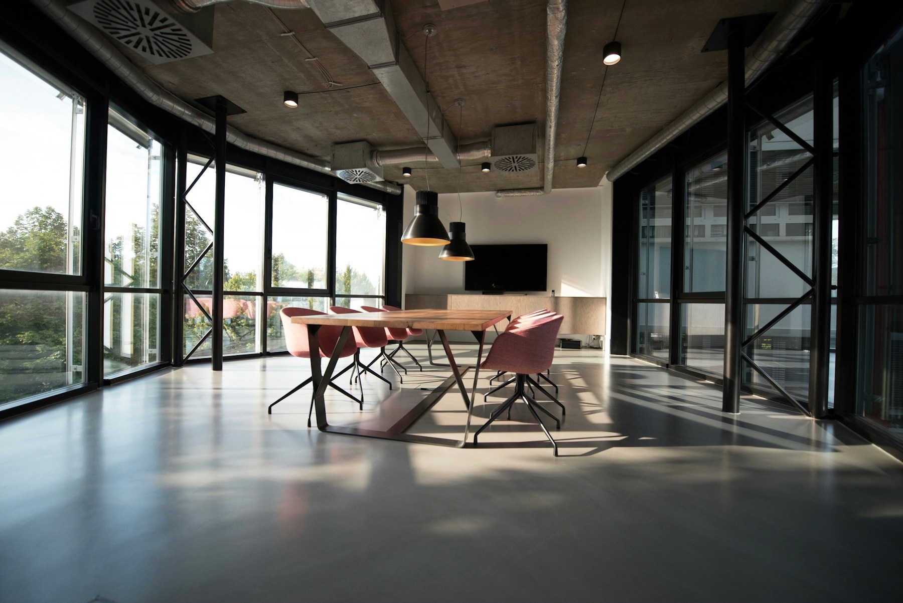 Ambiente corporativo com luz natural e espaços de convivência